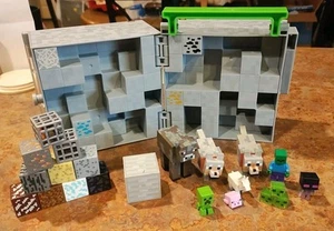 MINECRAFT MINI-FIGURE COLLECTOR CASE / DISPLAY CONTAINER with FIGURES - Picture 1 of 12