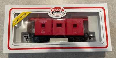 Model Power HO 36' Bay Window Caboose, Southern Pacific, #1655 - Image 1 of 4
