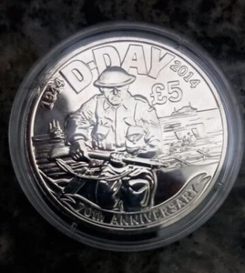 2014 QEII 70. JAHRESTAG D-DAY BUNC VOGTEI VON JERSEY £5 MÜNZE & KAPSEL  - Bild 1 von 2