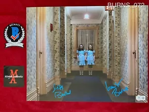 Lisa & Louise Burns doppia foto firmata 11x14 The Shining Grady Twins Beckett - Foto 1 di 1