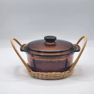 Plato Caserole de vidrio vintage Anchor Hocking FireKing Rootbeer con servidor de mimbre - Imagen 1 de 2