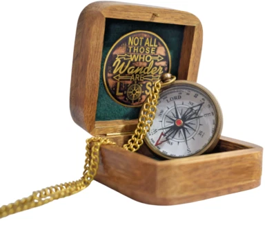 Brújula de cadena de latón vintage enclavada en una caja de madera bellamente hecha a mano Foto 1 de 4