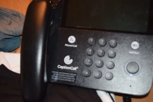 Caption Call Hearing Impaired Amplified Phone 67TB Captioned Touch Screen - Zdjęcie 1 z 5
