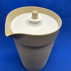 Jarra Tupperware vintage de 2 cuartos con tapa de botón beige tostado 800-6 de colección - Imagen 1 de 12