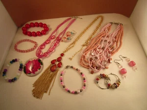 Vintage Set rosa Pfirsich Kostüm Schmuck Armbänder Halsketten Ohrringe Rose Anhänger - Bild 1 von 9
