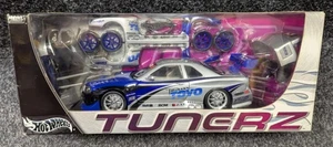 Hot Wheels 1:18 R34 Nissan Skyline GT-R Tunerz B6090 - 2002 - Foto 1 di 6