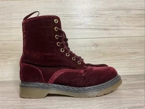 Dr Martens Y2K Cherry Red Velvet Goth Combat Boots Page 8 Eye 2010 US Size 8 39 - Foto 1 di 11