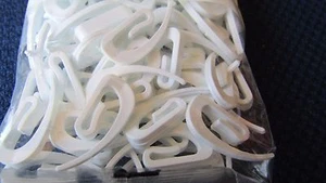 100 x Curtain Hooks White Plastic for Curtains with Curtain Rings & Header Tape - Picture 1 of 6