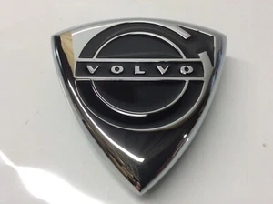 Volvo P1800/S Frontmedaillon. Neu, Repro. Chrom/Schwarz Emaille. Teile Projekt. - Bild 1 von 3