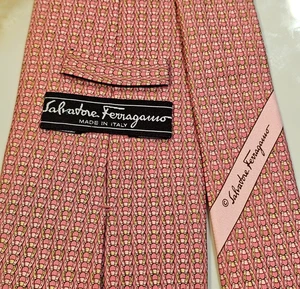 Salvadore Ferragamo Hecho en Italia Geo (Zapatos de Caballo) Diseño Rosa ANCHO: 3 1/2" - Imagen 1 de 5