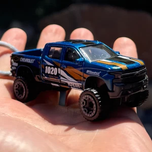 2019 Chevy Silverado Trail Boss LT Blue Keychain Truck Keyring Mini Pickup - Foto 1 di 7