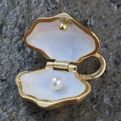 Tiffany & Co. Colgante con dije de perlas esmaltadas con almeja de ostra de oro amarillo de 18 k 6 g Foto 1 de 4