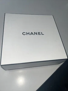 CHANEL white Empty Square Gift Box - Medium 8.5 x 8.5 x 4 - Picture 1 of 3