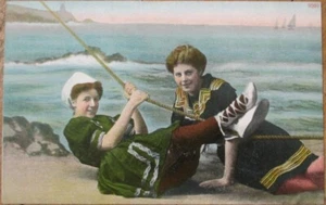 Postal de mujeres en la playa de la belleza del baño de 1910, colgada de cuerda - Imagen 1 de 1