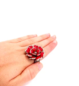 Anello grande floreale smalto rosso tono argento elasticizzato donna largo 1,35 - Foto 1 di 5