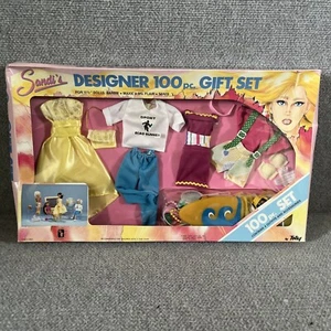 Conjunto de regalo de 100 piezas de trajes y accesorios de moda de diseñador de Totsy Sandi's de colección 1989 - Imagen 1 de 6