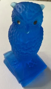 Estatuilla pisapapeles vintage Westmoreland Wise Owl azul cobalto en libros 3,5" - Imagen 1 de 2