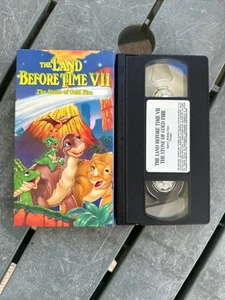 Das Land vor unserer Zeit VII: Der Stein des kalten Feuers VHS, 2000 Schutzhülle - Bild 1 von 2