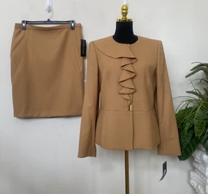 Neu mit Etikett Anne Klein Damen-Rockanzug camelfarben Rüschen 2-teilig Größe 14 UVP 280 $ - Bild 1 von 8