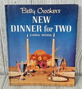 Vintage Betty Crocker's New Dinner for Two Cook Book 1964 1st Edition Hardcover - Foto 1 di 17