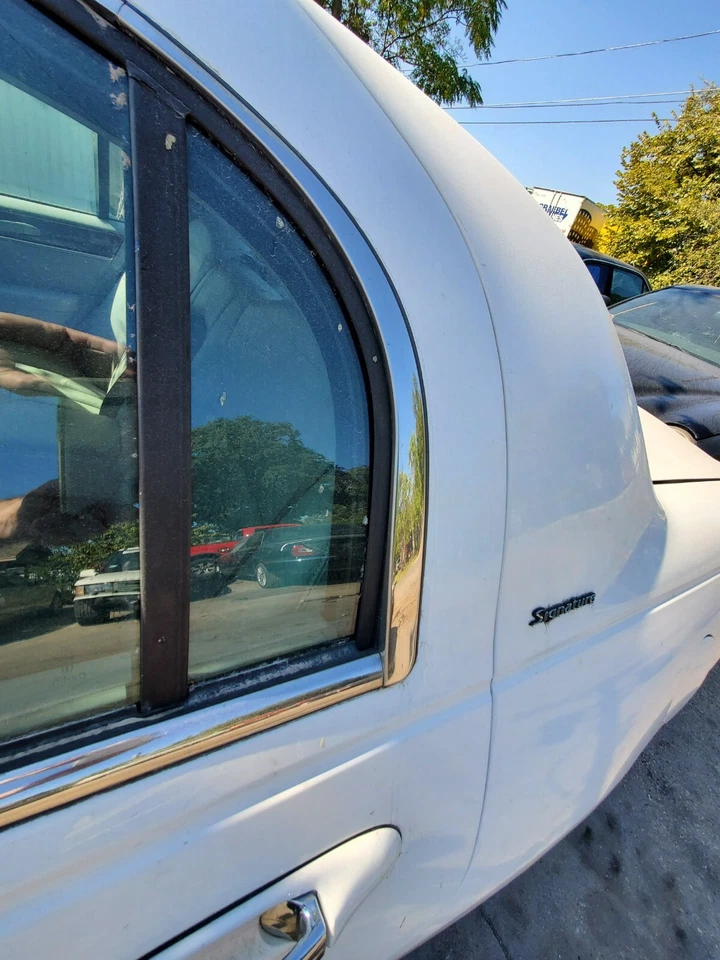 2003-2004-2005-2006-2007-2008-2009 LINCOLN TOWN CAR LEFT REAR DOOR VENT GLASS  - Image 1 of 1