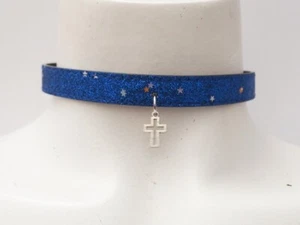 Choker artesanal color azul con dije cruz. Ajustable - Imagen 1 de 3