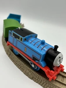 Thomas & Friends Trackmaster - Thomas w/ 2 Cars 2013 Mattel - Picture 1 of 12