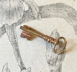 Ancienne Broche Forme Clef en métal Doré - Bijoux Vintage - Imagen 1 de 2