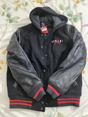 CHAQUETA UNIVERSITARIA SUPREME JORDAN CUERO NEGRO 799703-010 FW15 USADA CON ETIQUETAS M Foto 1 de 4