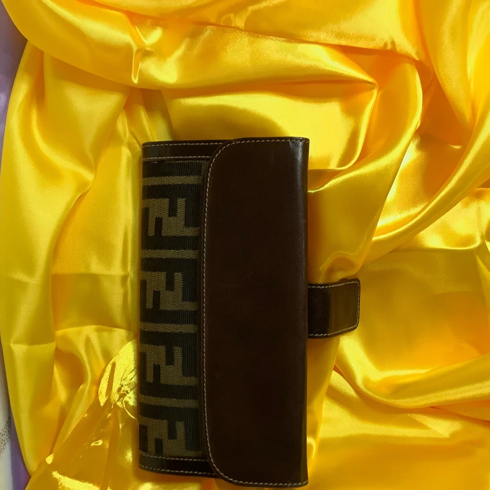 Autêntica Carteira Longa Fendi Marrom Zucca Tripla 7,5 polegadas x 4 polegadas (O0322) - Imagem 1 de 3