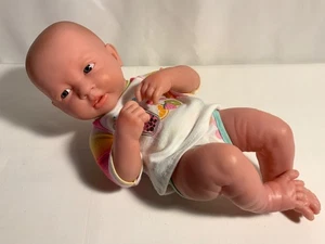 Muñeca bebé niña recién nacida Berenguer realista ojos azules aproximadamente 14’’ # 22-07 vinilo - Imagen 1 de 10