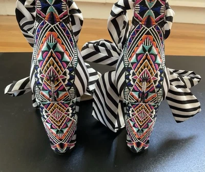 Sandalias de tacón Trina Turk X INC Kanata bordadas blancas y negras 7,5 M Foto 1 de 4