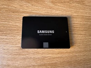 Samsung V-NAND SSD 860 EVO 1TB 2.5" MZ7LH1TOHMLU - Photo 1/2