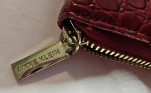 ANNE KLEIN ROT KUNSTLEDER KROKO-PRÄGUNG UMLAUFENDER REISSVERSCHLUSS GELDBÖRSE GEBRAUCHT, IN EINWANDFREIEM ZUSTAND - Bild 1 von 6