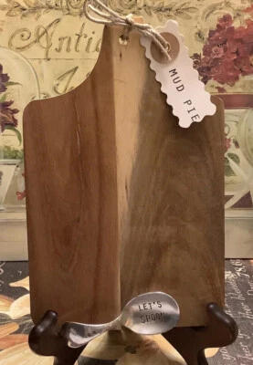 NUEVO/NUEVO CON ETIQUETAS~Mud Pie~Pequeña tabla de cortar madera~con cuchara adjunta “Let’s Spoon”~Lindo~ Foto 1 de 4