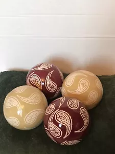 "Lote de 4 orbes/bolas decorativas de 4"" diseño cachemir elevado cerámica beige borgoña" - Imagen 1 de 3