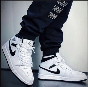 Nike Air Jordan 1 Mid weiß schwarz Herren Turnschuhe Schuhe Größe UK 9,5_10_11_11,5 - Bild 1 von 20