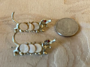 2 Vintage goldfarbene MOP Dackel Hund Brosche Anstecknadeln mit roten Strass Augen P1086 - Bild 1 von 2