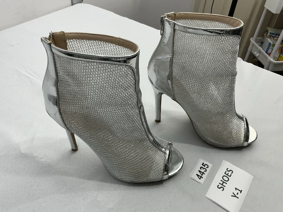 Botines de aguja Qupid para mujer 8,5 plateados metálicos con cremallera trasera punta abierta Foto 1 de 4