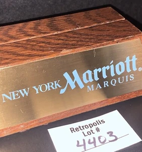 Portatarjetas de visita de madera vintage Marriott Marquis New York publicidad - Imagen 1 de 11