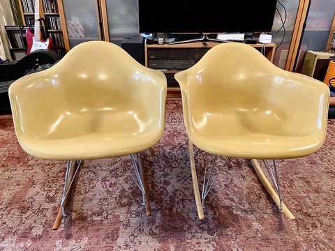 Pair of vintage Eames rocking chairs from 1964 in exc. condition Butterscotch Cover