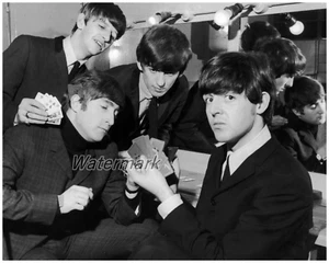 1964 The Beatles Backstage trägt Anzüge England schwarz & weiß 8 x 10 Foto - Bild 1 von 1