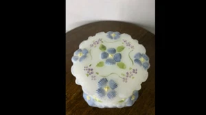 Fenton 100th Anniversary weiße Satin Kommode Deckeldose - Bild 1 von 8