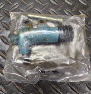 Clutch Slave Cylinder - 27-11525 / 31470-35060 - For Toyota Pickup 1981-1983 - Image 1 of 4