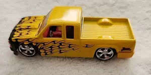 Chevy Silverado Amarillo Negro Llamas Máquinas Musculares Truckin’ Diecast 1:64 - Imagen 1 de 8