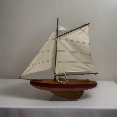 VINTAGE MODEL POND BOAT SLOOP SAILING BOAT FOR NAUTICAL OR MARITIME COLLECTORS - Image 1 of 4