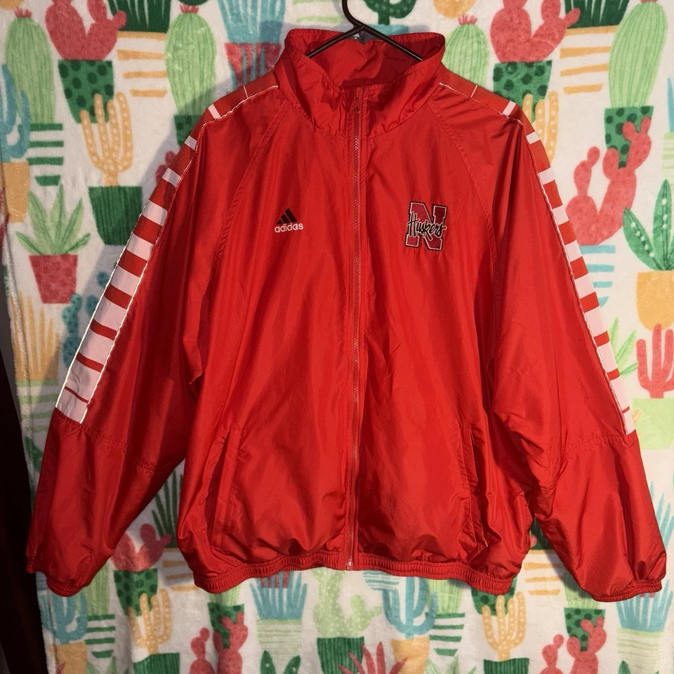 Chaqueta cortavientos Adidas de colección roja con cremallera talla grande logotipo de NebraskaCornhuskers Y2K Foto 1 de 4