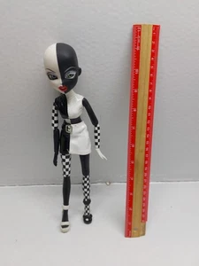 MGA Bratzillaz Switch A Witch schwarz weiß kariert Puppe H10 wie abgebildet - Bild 1 von 16