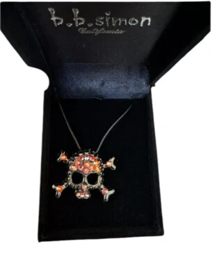 Collar colgante de cristal rojo calavera y huesos cruzados BB Simon joyería Swarovski Foto 1 de 4