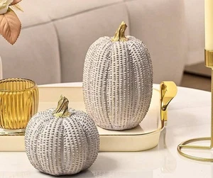 Herbst Kürbis Deko, Harz Kürbis Figur 2er Set, hellgrau mit Goldpunkten - Bild 1 von 4